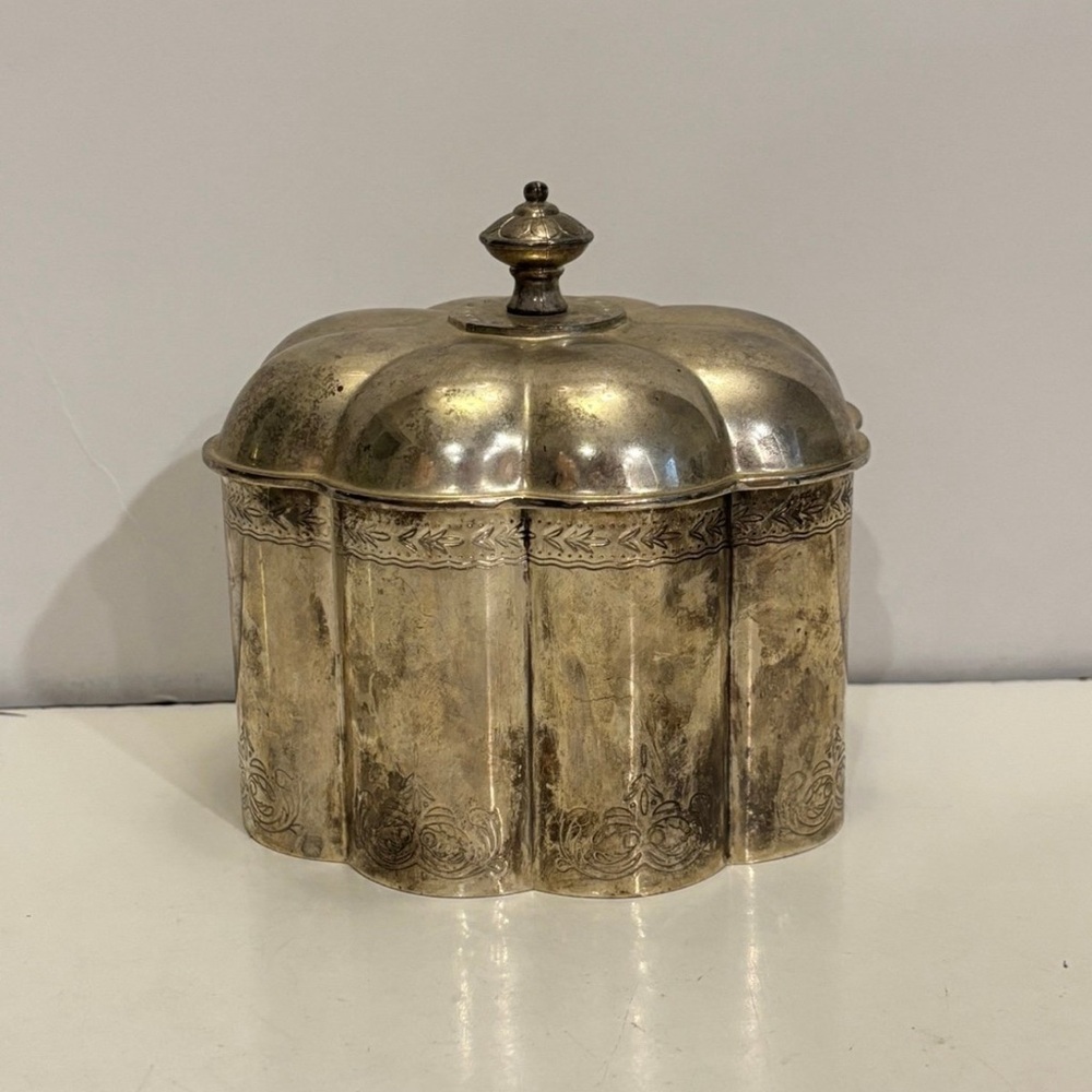 Vintage 1994 Godinger Silver Oval Jewelry / Trinket Box Etched Design Red Velvet